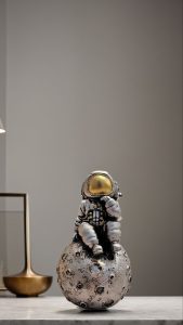 مجسمه فضانورد نشسته